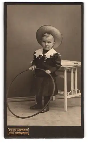 Fotografie Atelier Wertheim, Berlin, Rosenthalerstr. Kleines Kind im Kleid mit einem Reifen