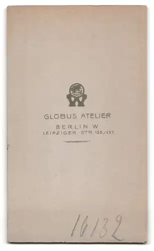 Fotografie Atelier Globus, Berlin-W., Leipziger-Str. 132-137, Junge Dame in hübscher Kleidung