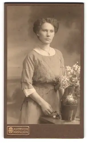 Fotografie A. Wertheim, Berlin, Rosenthalerstr., Junge Dame im modischen Kleid