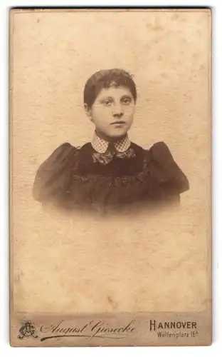 Fotografie August Giesecke, Hannover, Welfenplatz 16 a, Junge Dame mit zurückgebundenem Haar