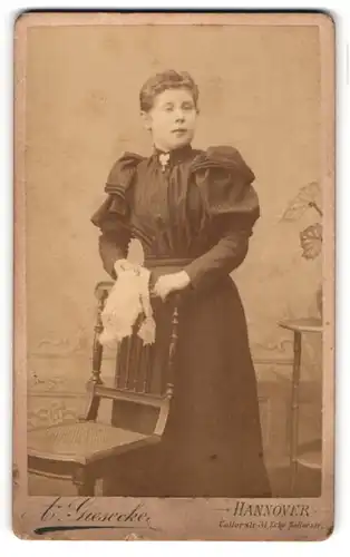 Fotografie A. Giesecke, Hannover, Cellerstr. 31 Ecke Hallerstr., Junge Dame im modischen Kleid