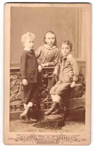 Fotografie J. Appel, Kassel, Gr. Friedrichstr. 4, Mädchen und zwei Jungen in modischer Kleidung