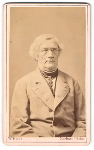 Fotografie W. Risse, Marburg, Bahnhofstrasse 808, Älterer Mann mit Brille
