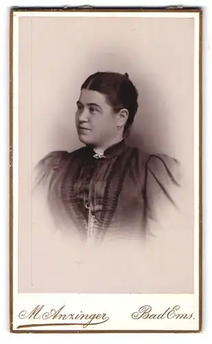 Fotografie M. Anzinger, Bad Ems, Haus Kaiser Alexander, Seitenportrait einer jungen Frau mit Brosche