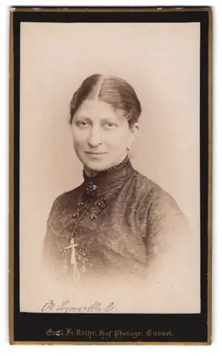 Fotografie Emil F. Rothe, Cassel, Junge Frau mit Mittelscheitel