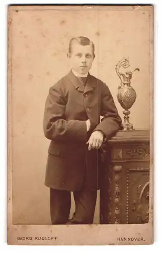 Fotografie Georg Rudloff, Hannover, Georgstrasse 12, Junger Mann in Napoleon-Pose