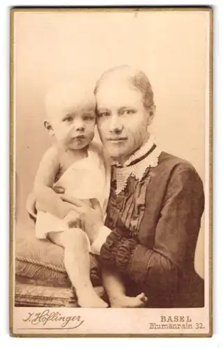 Fotografie I. Höflinger, Basel, Blumenrain 32, Junge Frau mit Baby