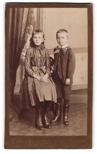Fotografie Chr. Mönster, Verden, Vor dem Neuen Thor 43, Mädchen im Schleifenkleid und Junge im Anzug