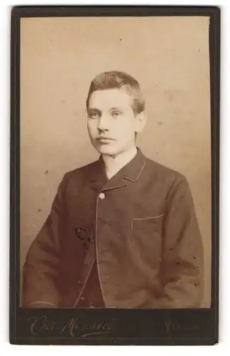 Fotografie Chr. Mönster, Verden, Vor dem Neuen Thor 43, Jüngling mit Bürstenschnitt in weitem Jacket