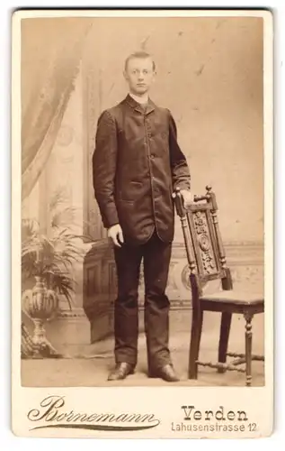 Fotografie Bornemann, Verden, Lahusenstrasse 12, Stehender junger Mann im Anzug mit langem Jacket