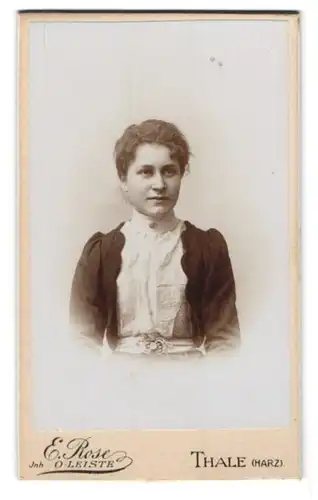 Fotografie E. Rose, Thale /Harz, Junge Frau mit Locken in heller Bluse