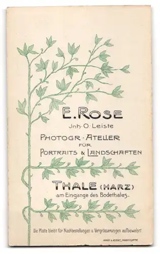 Fotografie E. Rose, Thale /Harz, Junge Frau mit Locken in heller Bluse