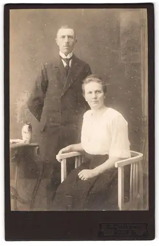 Fotografie B. Callsen, Husum, Markt 30, Junger Mann im Gehrock neben sitzender junger Frau in weisser Bluse