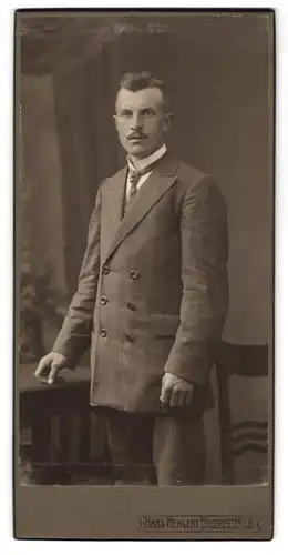 Fotografie Hans Mehlert, Neumünster, Grossflecken 49, Junger Mann mit Stehkragen und Krawatte