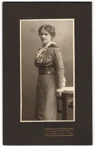 Fotografie Atelier Prinzess, Bremen, Sögestrasse 37 /39, Junge Frau in Kleid mit Spitzenkragen