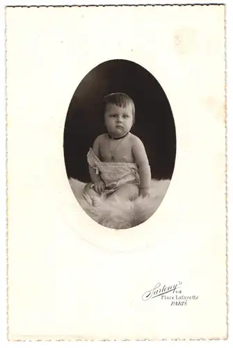 Fotografie Sartony`s, Paris, 112 Place Lafyette, Baby mit Halskette auf Fell