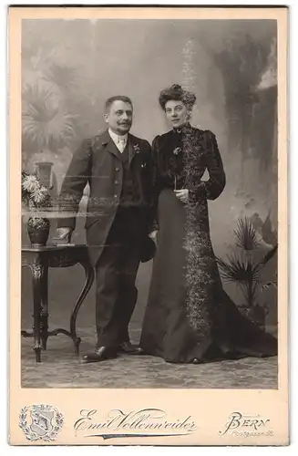 Fotografie Emil Vollenweider, Bern, Postgasse 68, Junges Paar in festlicher Kleidung
