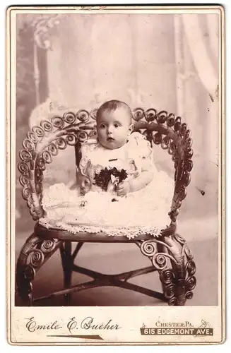 Fotografie Emile E. Bucher, Chester, Pa., 615 Edgemont Avenue, Baby im Taufkleid