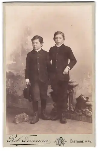 Fotografie Rob. Freimann, Bietigheim a. E., Zwei Knaben mit längeren Haaren in Anzügen
