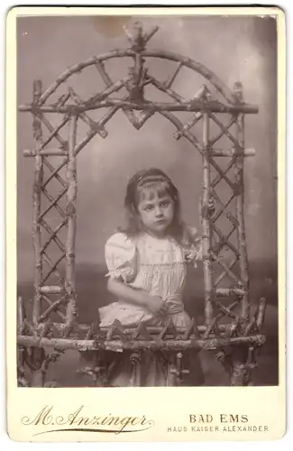 Fotografie M. Anzinger, Bad Ems, Haus Kaiser Alexander, Kleines Mädchen in einem Tor aus Ästen