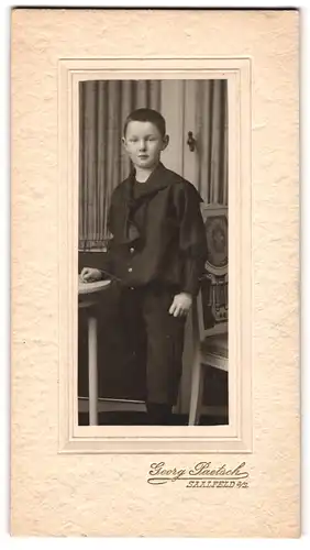 Fotografie Georg Paetsch, Saalfeld a. S., Junge mit Halstuch in Anzug mit kurzen Hosen