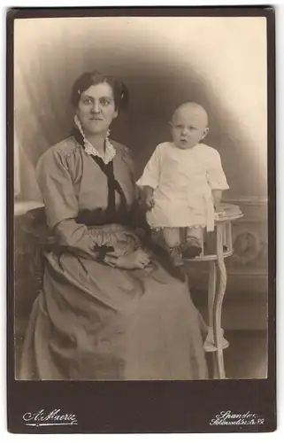 Fotografie A. Maerz, Spandau, Schönwalderstrasse 89, Junge Frau mit Kleinkind im weissen Kleidchen