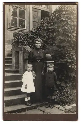 Fotografie unbekannter Fotograf und Ort, Bürgerliche Dame mit zwei Kindern