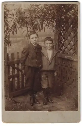 Fotografie unbekannter Fotograf und Ort, Zwei Jungen in modischer Kleidung