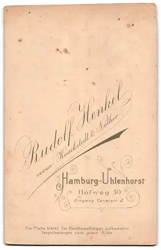 Fotografie Rudolf Henkel, Hamburg-Uhlenhorst, Hofweg 50, Junges Paar in hübscher Kleidung