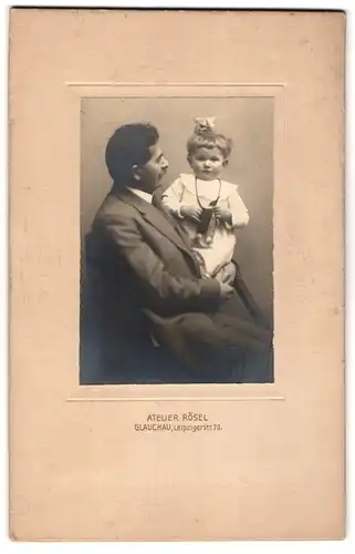 Fotografie Atelier Rösel, Glauchau, Leipzigerstr. 70, Bürgerlicher Herr mit kleinem Mädchen auf dem Arm