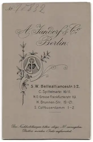 Fotografie A. Jandorf & Co., Berlin-SW, Bellealliancestr. 1-2, Bürgerliches Paar und Mädchen mit Puppe