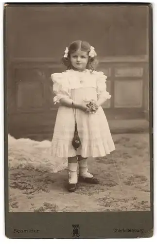 Fotografie Marcel Schmitter, Berlin-Charlottenburg, Berliner Str. 130, Kleines Mädchen im weissen Kleid mit Ball