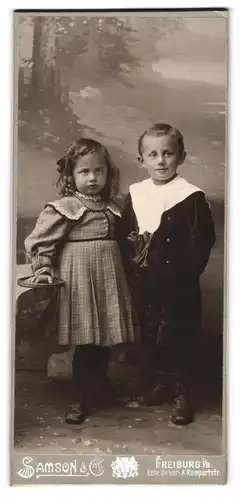 Fotografie Samson & Co., Freiburg i /B. Ecke Kaiser- & Rempartstr., Kinderpaar in modischer Kleidung