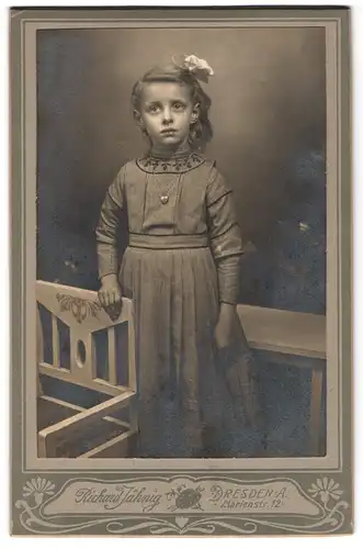 Fotografie Richard Jähnig, Dresden-A., Marienstr. 12, Mädchen im karierten Kleid mit Herzkette