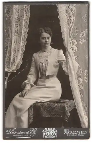 Fotografie Samson & Co., Bremen, Domshof 26-28, Junge Dame in eleganter Kleidung