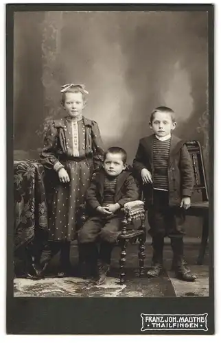Fotografie Franz Joh. Mauthe, Thailfingen, Mädchen und zwei Jungen in modischer Kleidung