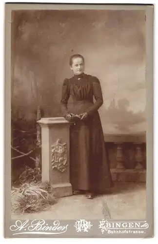 Fotografie A. Binder, Ebingen, Bahnhofstr., Junge Dame im Kleid mit einem Buch