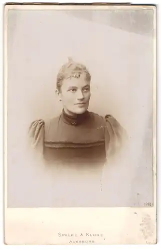 Fotografie Spalke & Kluge, Augsburg, Fuggerstr. u. Grottenau, Junge Dame im Kleid mit Kragenbrosche