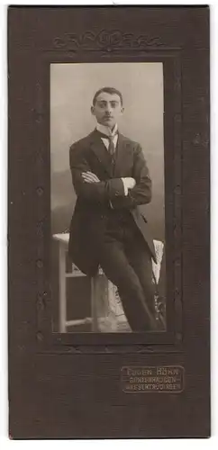 Fotografie Eugen Höhn, Gunzenhausen, Elegant gekleideter Herr mit veschränkten Armen
