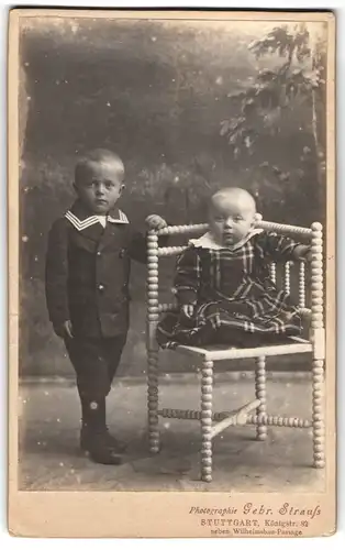 Fotografie Gebr. Strauss, Stuttgart, Königstr. 82, Kleiner Junge im Matrosenanzug mit einem Kleinkind