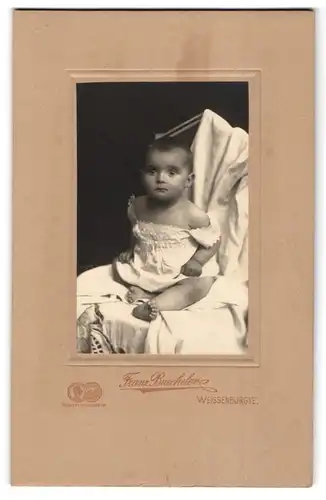 Fotografie Franz Buecheler, Weissenburg i /E., Süsses Kleinkind im Hemd mit nackigen Füssen