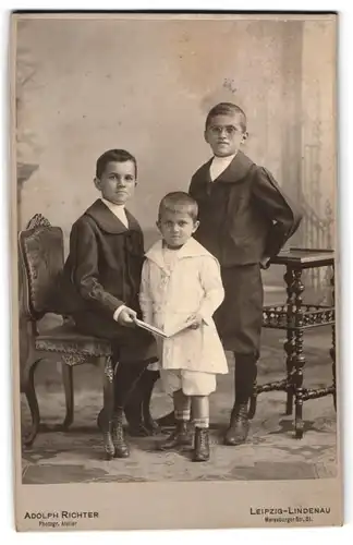 Fotografie Adolph Richter, Leipzig-Lindenau, Merseburger Str. 61, Drei Jungen in modischer Kleidung mit Buch