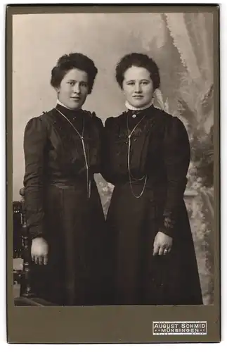 Fotografie August Schmid, Münsingen, Zwi junge Damen in hübschen Kleidern