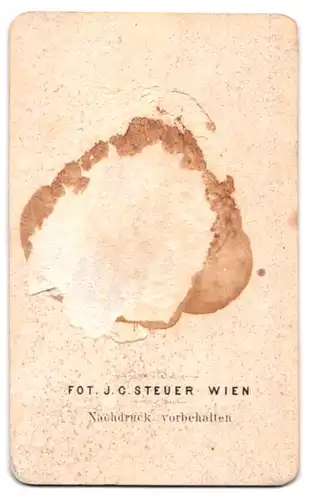 Fotografie J. C. Steuer, Wien, Portrait englischer Politiker John Hampden in Ritterrüstung