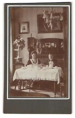 Fotografie unbekannter Fotograf und Ort, Portrait Paar beim Kaffe trinken im heimischen Wohnzimmer