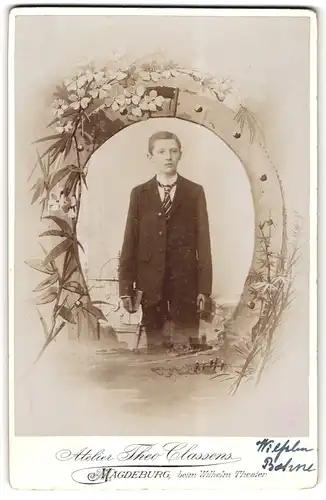 Fotografie Theo Classens, Magdeburg, Portrait junger Knabe Wilhelm bahne im Anzug mit Lederhandschuhen, Passepartout