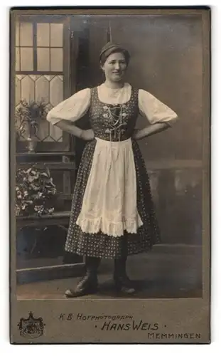 Fotografie Hans Weis, Memmingen, Portrait junge Frau im bayrischen Dirndl, Trachtenkleid