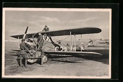 AK Soldaten bei der Wartung eines Militärflugzeuges