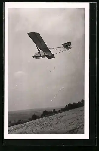 AK Segelflugzeug mit  fliegt einen Berg hinab