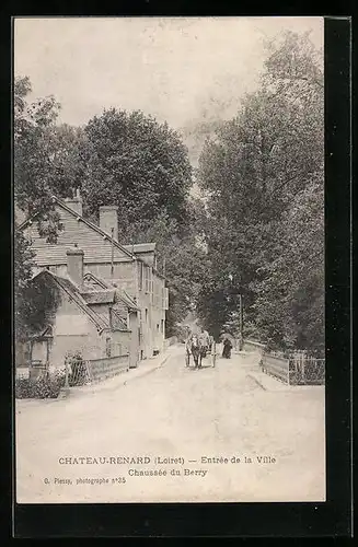 AK Chateau-Renard, Chaussée du Berry, Entrée de la Ville